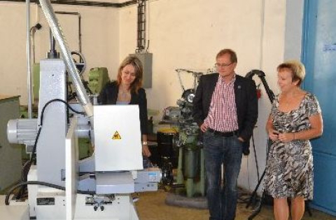 Zleva Jiřina Princová, vedoucí odboru školství KÚ LK, Radek Cikl, ředitelka Lednejová při prohlídce školních dílen.